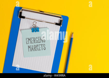 Handschrift Text schreiben Emerging Markets. Konzeptionelle foto Land, besitzt einige Merkmale der entwickelten speichert Zwischenablage Holding leeres Papier sh Stockfoto