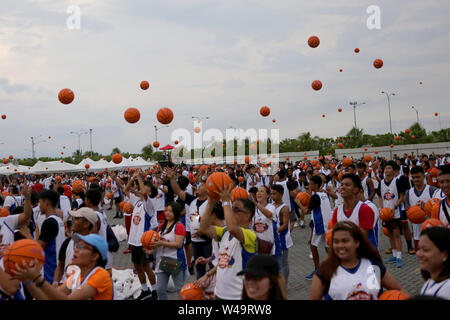 Manila, Philippinen. 21. Juli, 2019. Die Menschen werfen Basketbälle in der Luft, während ein Versuch im Guiness-Buch der Rekorde für die meisten Menschen gleichzeitig Basketball Dribbling zu brechen, in Pasay City, Philippinen, 21. Juli 2019. Rund 3.800 Menschen an der Veranstaltung teil, aber schließlich konnte die Rekord. Credit: rouelle Umali/Xinhua/Alamy leben Nachrichten Stockfoto