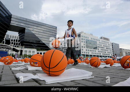 Manila, Philippinen. 21. Juli, 2019. Ein Teilnehmer spielt Basketball, bevor ein Versuch im Guiness-Buch der Rekorde für die meisten Menschen gleichzeitig Basketball Dribbling zu brechen, in Pasay City, Philippinen, 21. Juli 2019. Rund 3.800 Menschen an der Veranstaltung teil, aber schließlich konnte die Rekord. Credit: rouelle Umali/Xinhua/Alamy leben Nachrichten Stockfoto