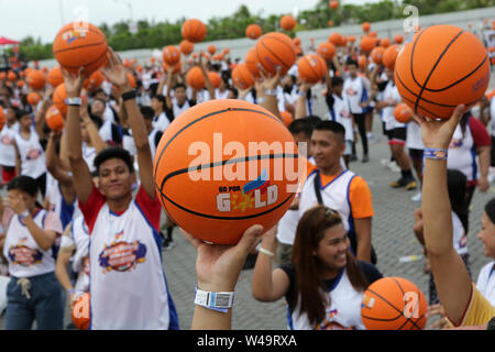 Manila, Philippinen. 21. Juli, 2019. Die Menschen halten ihre basketbälle beim Versuch im Guiness-Buch der Rekorde für die meisten Menschen gleichzeitig Basketball Dribbling zu brechen, in Pasay City, Philippinen, 21. Juli 2019. Rund 3.800 Menschen an der Veranstaltung teil, aber schließlich konnte die Rekord. Credit: rouelle Umali/Xinhua/Alamy leben Nachrichten Stockfoto