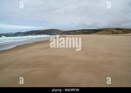 Sandwood Bay ist eine natürliche Bucht in Sutherland, an der Nordwestküste von Festland Schottland. Es ist am besten für seine Fernbedienung Long Beach bekannt Stockfoto