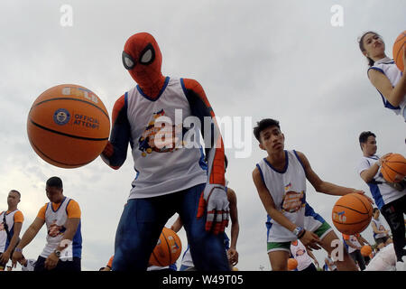 Manila, Philippinen. 21. Juli, 2019. Leute dribbeln Basketbälle beim Versuch im Guiness-Buch der Rekorde für die meisten Menschen gleichzeitig Basketball Dribbling zu brechen, in Pasay City, Philippinen, 21. Juli 2019. Rund 3.800 Menschen an der Veranstaltung teil, aber schließlich konnte die Rekord. Credit: rouelle Umali/Xinhua/Alamy leben Nachrichten Stockfoto