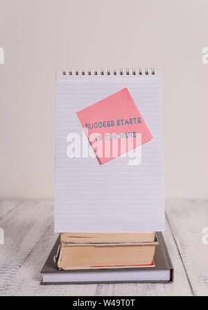 Schreiben Hinweis zeigen Erfolg beginnt im Kopf. Business Konzept für Ihren Verstand zu positivität ist ein langer Weg Abgelegte Bücher Spirale Notiz Buch gehen können Stockfoto