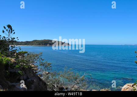 Blick über Geoffrey Bay von der Gabul So erhöhten Wanderweg von Nelly Bay an Geoffrey Bay, Magnetic Island, Queensland, Australien. Stockfoto