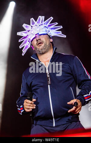 Locarno in der Schweiz. 20. Juli 2019. Die englische Band JAMIROQUAI führt live auf der Bühne des Piazza Grande in der "Moon & Stars Festival 2019". Stockfoto