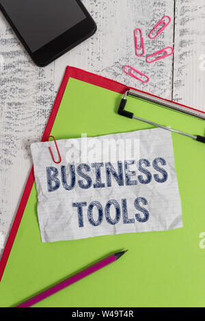 Handschrift text Business Tools. Konzeptionelle Photo Marketing Methoden, Prozesse und Technologien verwenden, Zwischenablage Blatt Papier Bleistift smartphone Hinweis Stockfoto