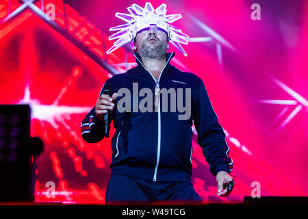 Locarno in der Schweiz. 20. Juli 2019. Die englische Band JAMIROQUAI führt live auf der Bühne des Piazza Grande in der "Moon & Stars Festival 2019". Stockfoto