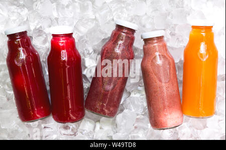 Bunte Glasflaschen mit detox Cocktails und Smoothie Stockfoto