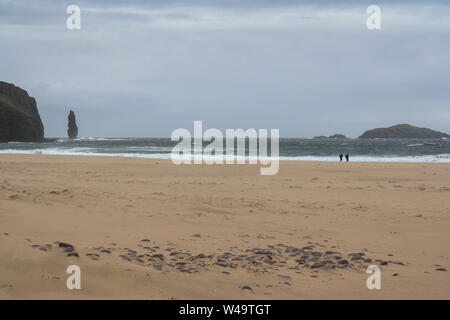 Sandwood Bay ist eine natürliche Bucht in Sutherland, an der Nordwestküste von Festland Schottland. Es ist am besten für seine Fernbedienung Long Beach bekannt Stockfoto