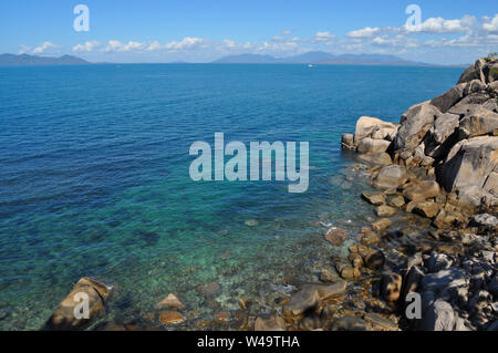 Felsige Küsten anzeigen Onn die Gabul So erhöhten Wanderweg von Nelly Bay an Geoffrey Bay, Magnetic Island, Queensland, Australien. Stockfoto