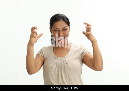 Porträt einer lachenden Frau mit erhobenen Armen Stockfoto