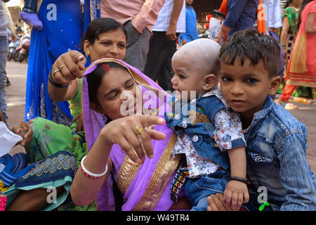 Mitglieder einer indischen Joint family, den Migranten aus dem nördlichen Bundesstaat Uttar Pradesh, mit zwei jungen jungen Jungen, in Mumbai, Indien posing Stockfoto