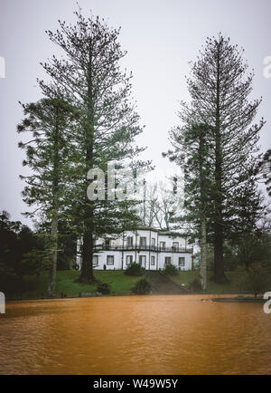 Die berühmten gelben Thermalbad im Botanischen Garten von Terra Nostra Furnas, Sao Miguel, Azoren, Portugal Stockfoto