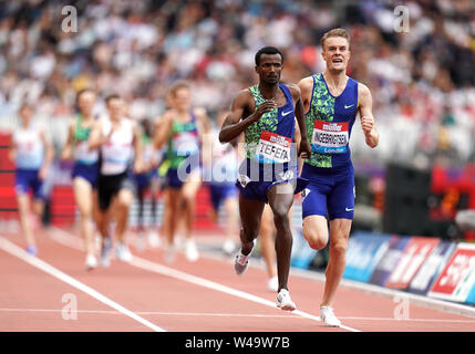 Äthiopiens Samuel Tefera (links) gewinnt der Männer 1 Meile von Norwegens Filip Ingebrigtsen im zweiten während der Tag zwei Der IAAF Diamond League Treffen in London an der London Stadion. Stockfoto