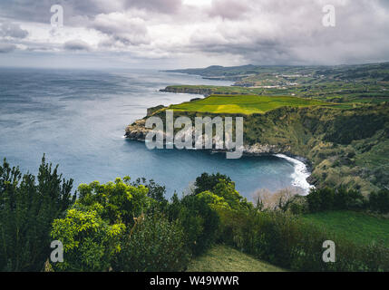 Epische malerische Aussichten der Miradouro de Santa Iria - Nord Küste von São Miguel, der größten Insel der Azoren Archipel. Stockfoto