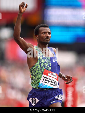 Äthiopiens Samuel Tefera gewinnt bei den Männern 1,6 km bei Tag zwei Der IAAF Diamond League Treffen in London an der London Stadion. Stockfoto