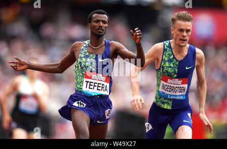 Äthiopiens Samuel Tefera (links) gewinnt der Männer 1 Meile von Norwegens Filip Ingebrigtsen im zweiten während der Tag zwei Der IAAF Diamond League Treffen in London an der London Stadion. Stockfoto