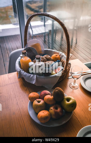 Zusammensetzung der Picknickkorb, Baguettes, Trauben, Wein, Marmelade Gläser. Foto in Azoren, Portugal berücksichtigt. Stockfoto