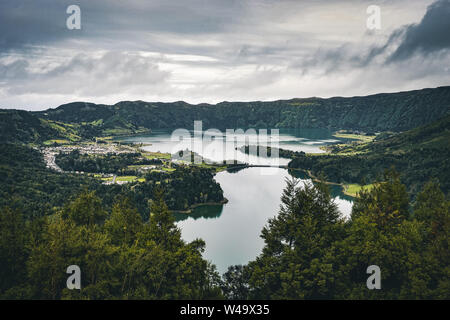 Malerischer Blick auf den See von Sete Cidades sieben Städte See, einem vulkanischen Kratersee auf Sao Miguel, Azoren, Portugal. Blick von Vista do Rei Stockfoto