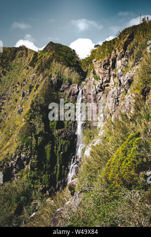 Blick Richtung Wasserfall in Nordeste in der Nähe Leuchtturm Ponta do Arnel in Sao Miguel, Azoren Stockfoto