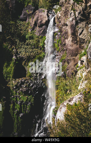 Blick Richtung Wasserfall in Nordeste in der Nähe Leuchtturm Ponta do Arnel in Sao Miguel, Azoren Stockfoto