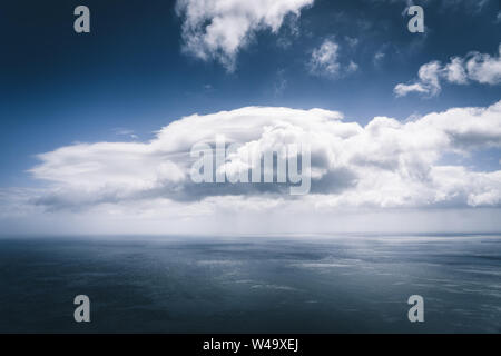 Wuiet Meerblick mit weißen Wolken und Sturm nähert sich über den Atlantik. Blue Sky entspannende Konzept, schönen tropischen Hintergrund für Reisen Stockfoto