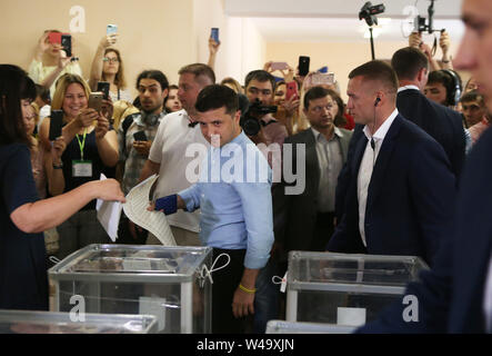 Kiew, Ukraine. 21. Juli, 2019. Der Präsident der Ukraine Volodymyr Zelensky bereitet seinen Stimmzettel im Wahllokal in Kiew, Ukraine, am 21. Juli 2019. Der Ukraine snap Parlamentswahlen am Sonntag. Die Wahlen waren ursprünglich für den 27. Oktober dieses Jahres geplant. Credit: Sergey/Xinhua/Alamy leben Nachrichten Stockfoto