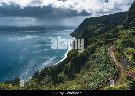 Nordosten der Insel Sao Miguel auf den Azoren. Aussichtspunkt Ponta do Sossego. Erstaunlich Punkt von Interesse in einem großen Urlaubsort Stockfoto