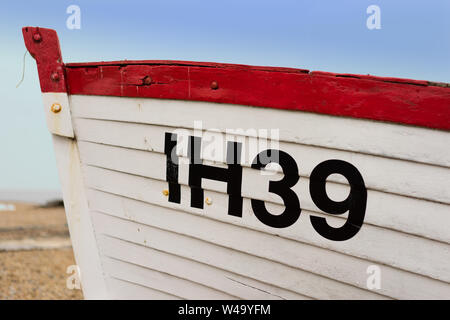 Altes Fischerboot am Strand von Aldeburgh Suffolk Stockfoto