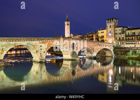 Brücke Ponte Pietra Verona, Italien bei Nacht Stockfoto