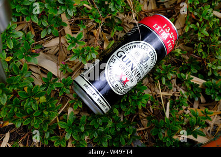 Bier kann man in einem Vorort Garten UK verworfen Stockfoto