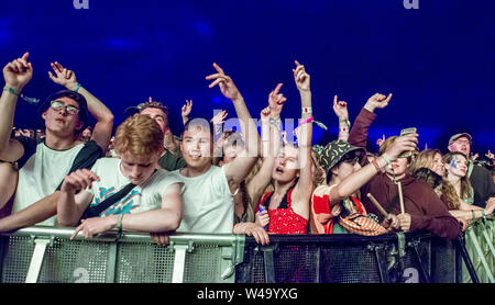 Fans auf Karl Hyde von Underworld Live at Latitude Festival, henham Park, Suffolk, Großbritannien, 21. Juli 2019 durchführen Stockfoto