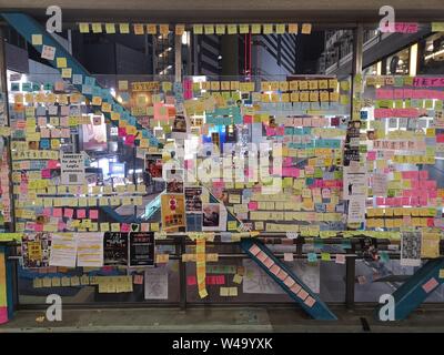 Bunte handschriftlichen Notizen über den Protest gegen die Auslieferung Gesetz zu China über eine Fußgängerbrücke in Hongkong, China Stockfoto