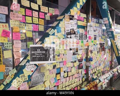 Bunte handschriftlichen Notizen über den Protest gegen die Auslieferung Gesetz zu China über eine Fußgängerbrücke in Hongkong, China Stockfoto