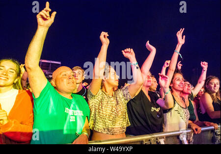 Fans auf Karl Hyde von Underworld Live at Latitude Festival, henham Park, Suffolk, Großbritannien, 21. Juli 2019 durchführen Stockfoto