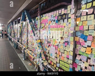 Bunte handschriftlichen Notizen über den Protest gegen die Auslieferung Gesetz zu China über eine Fußgängerbrücke in Hongkong, China Stockfoto