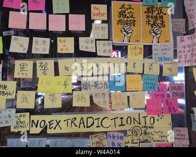 Bunte handschriftlichen Notizen über den Protest gegen die Auslieferung Gesetz zu China über eine Fußgängerbrücke in Hongkong, China Stockfoto