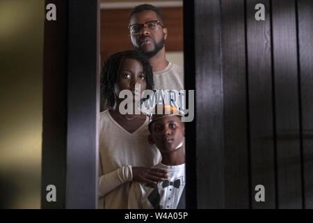 LUPITA NYONG'O, WINSTON HERZOG und EVAN ALEX in uns (2019), unter der Regie von JORDAN PEELE. Credit: Blumhouse Produktionen/Universal Pictures/Monkeypaw Produ/Album Stockfoto