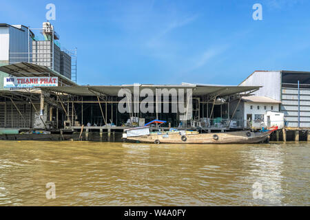 Die Verarbeitung der landwirtschaftlichen Erzeugnisse Fabrik auf dem Mekong Fluss. Tien Giang, Vietnam. Stockfoto