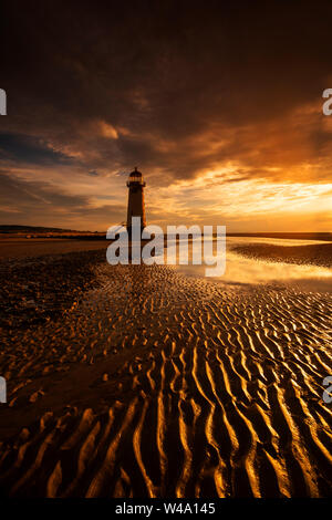 Sonnenuntergang am Leuchtturm in Ayr Talacre Strand, Prestatyn North Wales UK Stockfoto