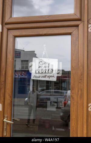 Auf dem Schild lesen tut mir Leid, wir haben geschlossen" auf shop Tür in Tooting, South London. Stockfoto