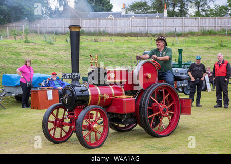 Grantown Ost, Großbritannien. 21. Juli 2019. Der erste Dampf gehalten in Grantown Ost, Morayshire, Großbritannien beliebte mit einer Dampfmaschine und Oldtimer Enthusiasten als auch Zuschauer. Bild von DAVIE ADAM auf seinem 1 Zoll 2017 Nachbau eines Roten Tasker Little Giant Typ A 2 Dampfmaschine Credit: Findlay/Alamy leben Nachrichten Stockfoto