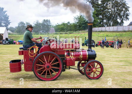 Grantown Ost, Großbritannien. 21. Juli 2019. Der erste Dampf gehalten in Grantown Ost, Morayshire, Großbritannien beliebte mit einer Dampfmaschine und Oldtimer Enthusiasten als auch Zuschauer. Bild von DAVIE ADAM auf seinem 1 Zoll 2017 Nachbau eines Roten Tasker Little Giant Typ A 2 Dampfmaschine Credit: Findlay/Alamy leben Nachrichten Stockfoto