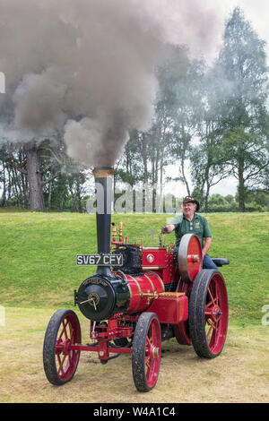 Grantown Ost, Großbritannien. 21. Juli 2019. Der erste Dampf gehalten in Grantown Ost, Morayshire, Großbritannien beliebte mit einer Dampfmaschine und Oldtimer Enthusiasten als auch Zuschauer. Bild von DAVIE ADAM auf seinem 1 Zoll 2017 Nachbau eines Roten Tasker Little Giant Typ A 2 Dampfmaschine Credit: Findlay/Alamy leben Nachrichten Stockfoto