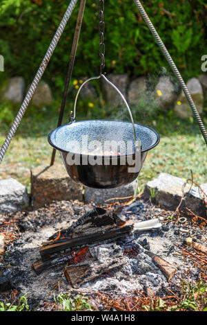 Ungarische Topf über dem Feuer bogracs während des Kochens die Schale. Stockfoto