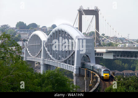 Ein Great Western Railway kurze Bildung HST mit Power Cars 43122 und 43016 Kreuzung änderung Albert Bridge bei saltash am 29. Juni 2019. Stockfoto