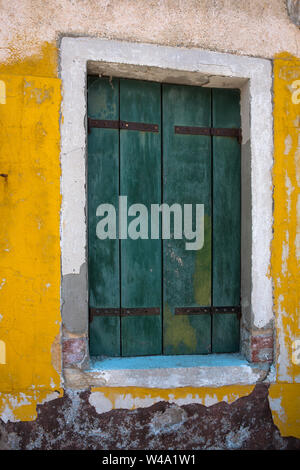 Altersschwaches Gips auf einem alten Cottage, Fondamenta Pontinello Destra, Burano, Lagune von Venedig, Venetien, Italien Stockfoto