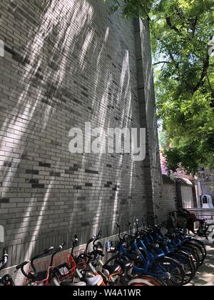 Peking, China. 13. Mai, 2019. Foto mit einem Handy aufgenommen zeigt Landschaften auf Tonglinge Straße in Peking, der Hauptstadt von China, 13. Mai 2019. Credit: Zhu Weixi/Xinhua/Alamy leben Nachrichten Stockfoto