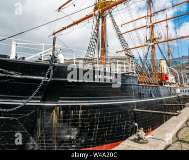 RSS Discovery Antarktisforschung Schiff im Trockendock, Waterfront Riverside Promenade, Dundee, Schottland, Großbritannien Stockfoto