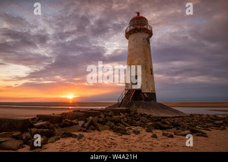 Sonnenuntergang am Leuchtturm in Ayr Talacre Strand, Prestatyn North Wales UK Stockfoto